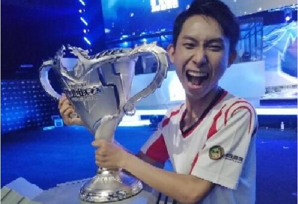 太血腥了！ Rest 向 TheShy 祈祷；但被 Zeus 的Rambo融化， Hanwha Life Esports 领先