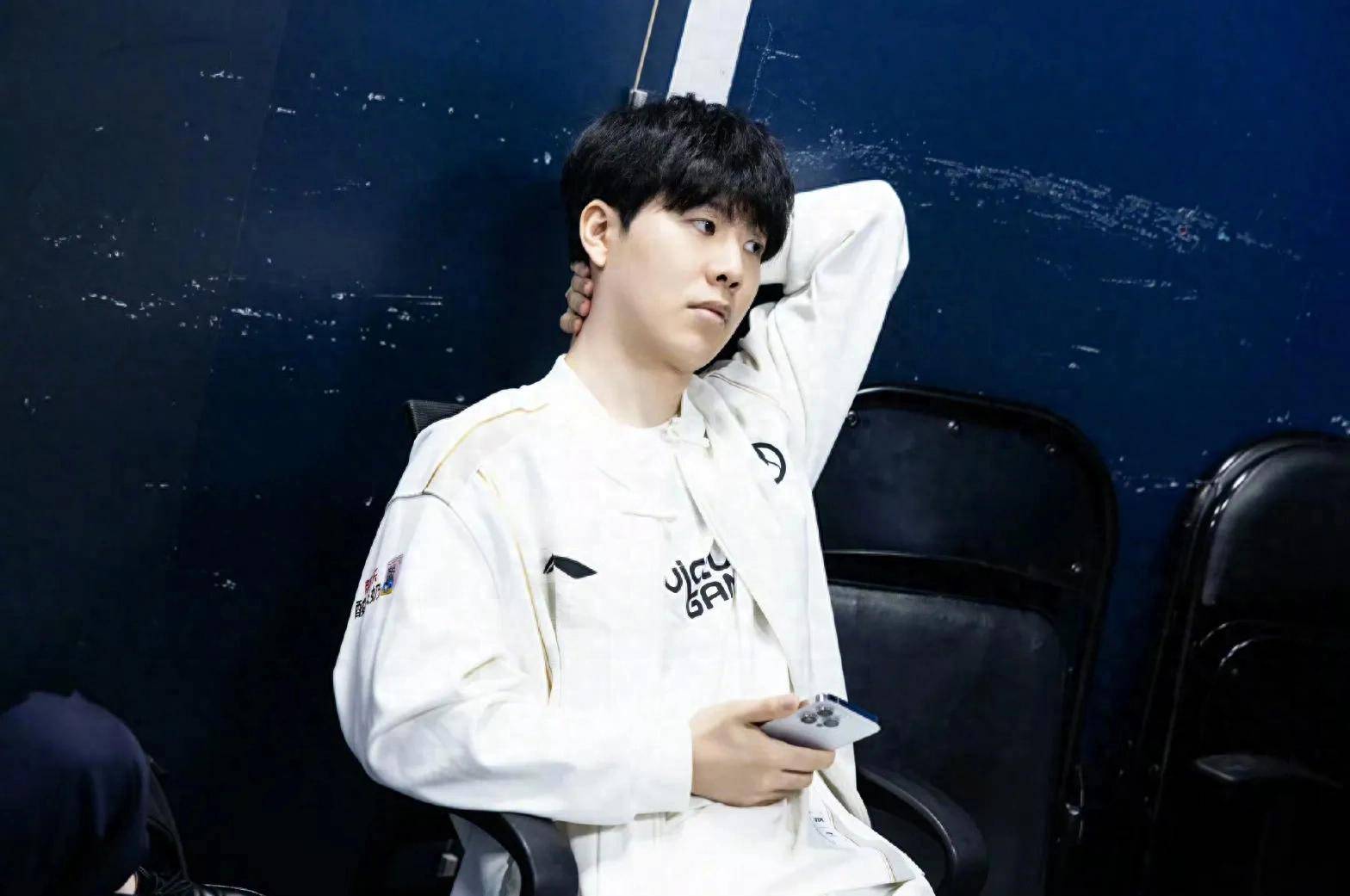 我无法带领团队！ NiKo 的22个击杀无力拯救团队。G2在中期陷入沉睡。 Heroic 以13-6赢得了第一张地图。